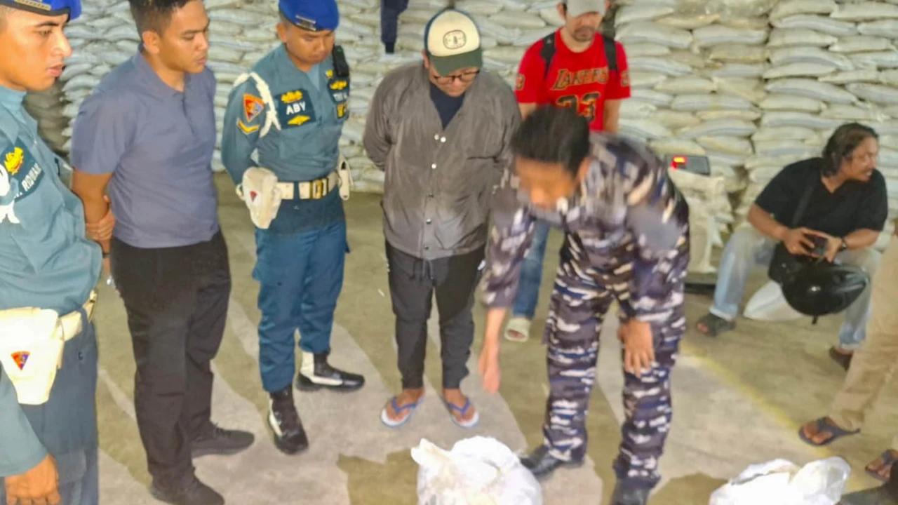 FOTO: TNI AL Gagalkan Pengiriman Ratusan Ton Mineral Diduga Ilegal di Bangka Belitung