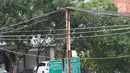 Tiang bambu menyangga instalasi kabel di kawasan Pasar Baru, Jakarta, Selasa (12/9). Selain membahayakan pengguna jalan, buruknya instalasi kabel tersebut juga merusak estetika kota. (Liputan6.com/Immanuel Antonius)