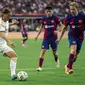 Gelandang Real Madrid Luka Modric (10) menggiring bola melawan gelandang FC Barcelona Frenkie de Jong (kanan) dan bek Andreas Christensen dalam laga pramusim bertajuk Soccer Champions Tour di AT&T Stadium, Texas, Amerika Serikat, Minggu (30/7/2023) dini hari WIB. (AP Photo/Jeffrey McWhorter)