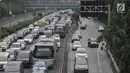 Kepadatan arus kendaraan saat melintas di Tol Dalam Kota, Jakarta, Kamis (7/6). Jasa Marga memprediksi sekitar 1,4 juta kendaraan akan keluar dari Jakarta saat arus mudik Lebaran tahun ini. (Merdeka.com/Iqbal S. Nugroho)
