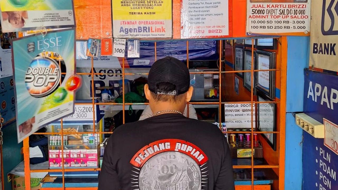 Dari pertama kali buka BRILink, Emin sudah gencar melakukan beragam promosi. Dia melakukan promosi dengan memberikan kartu nama kepada pelanggannya.