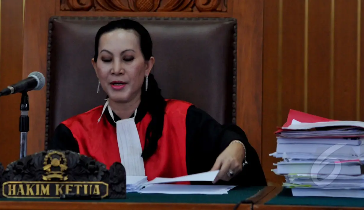 Hakim tunggal Upiek Kartikawati mengabulkan gugatan praperadilan dari mantan Walikota Makassar Ilham Arief Sirajuddin,  Pengadilan Negeri Jakarta Selatan, Selasa (12/5/2015). (Liputan6.com/Andrian M Tunay)