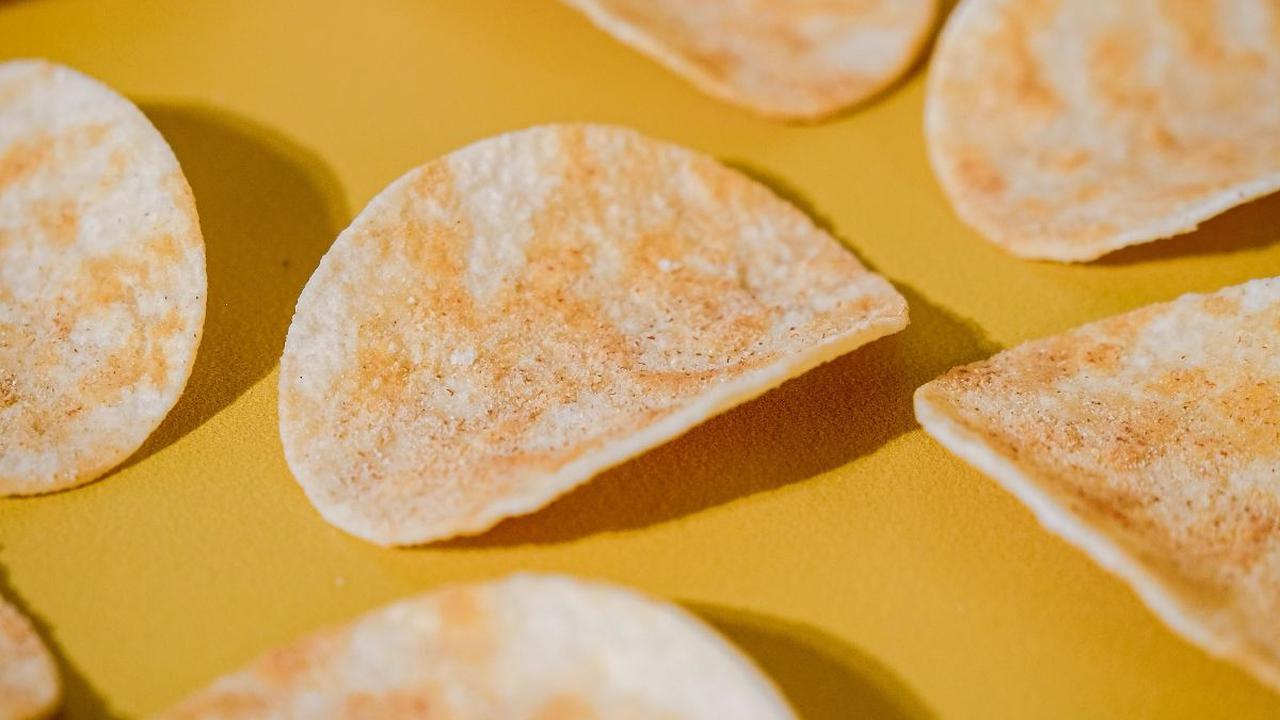 Ultra Processed Food adalah makanan yang telah diubah dari bentuk aslinya melalui beberapa tahapan. Ultra Processed Food pada dasarnya dibuat dengan menambahkan gula, garam, lemak, dan pewarna atau pengawet buatan. Ultra Processed Food sebagian besar te