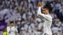 Bintang Real Madrid, Cristiano Ronaldo, memberikan aplaus kepada suporter di Stadion Santiago Bernabeu, Sabtu (9/12/2017). Cristiano Ronaldo meraih Ballon d'Or 2017 setelah unggul dari Lionel Messi dan Neymar. (AFP/Pierre-Philippe Marcou)