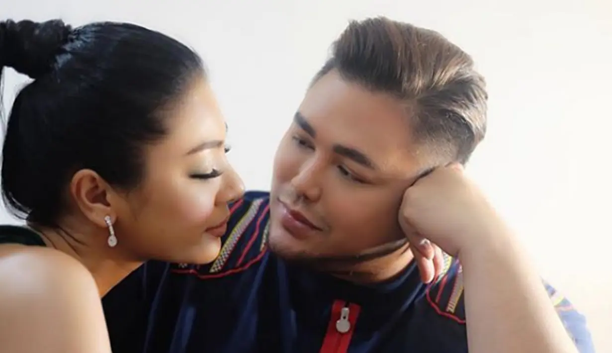 Perancang busana kondang, Ivan Gunawan berpose dengan kekasih barunya bernama Faye Malisorn. Malisorn merupakan Miss Grand Thailand dan Runner Up Miss Grand International 2016. (Instagram/@ivan_gunawan)