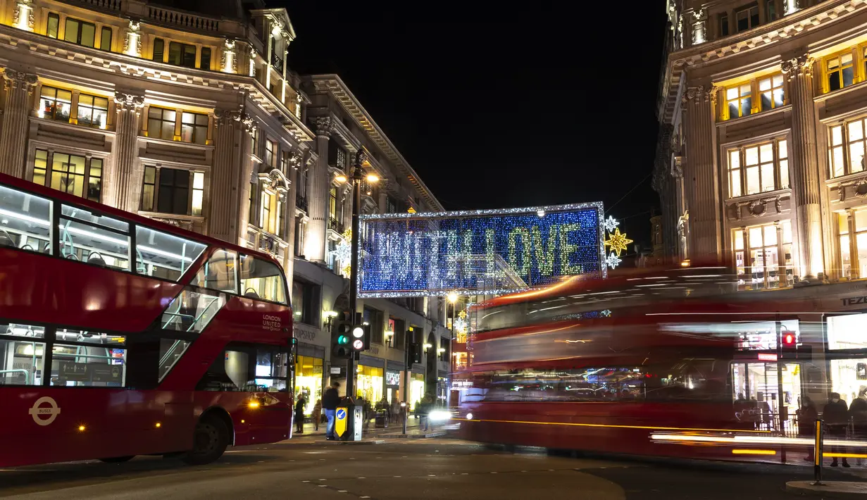Foto pada 3 November 2020 ini memperlihatkan lampu-lampu Natal yang menerangi area perbelanjaan utama Oxford Street di London, Inggris. Lampu-lampu tersebut didedikasikan bagi mereka yang telah menunjukkan kebaikan dan dukungan besar terhadap sesama selama pandemi. (Xinhua/Han Yan)