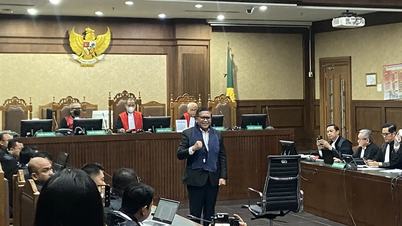 Sekjen Partai Demokrasi Indonesia Perjuangan (PDIP) Hasto Kristiyanto tiba di ruang sidang utama Pengadilan Negeri Tindak Pidana Korupsi (Tipikor) Jakarta.