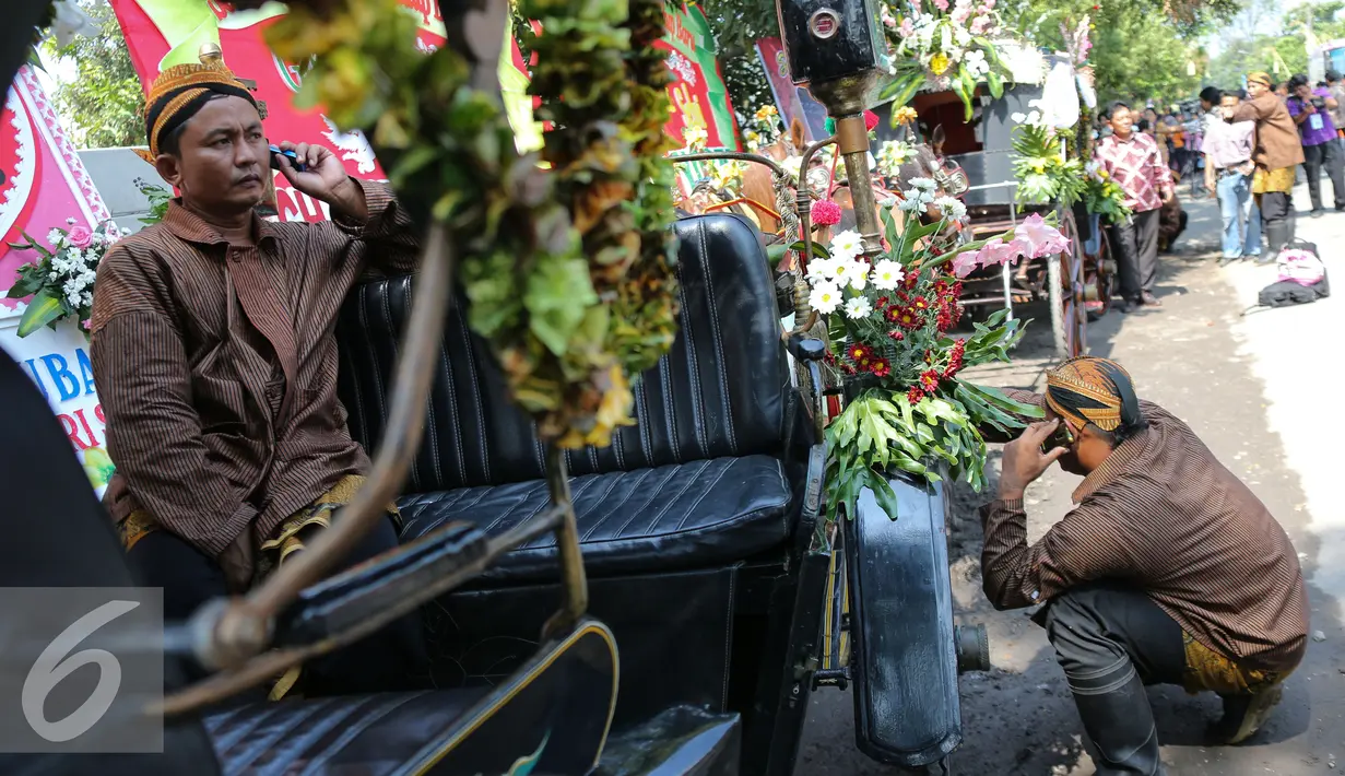Sejumlah kereta kencana pengiring pengantin Putra sulung Presiden Joko Widodo, Gibran Rakabuming Raka di depan Gedung Graha Saba, Solo, Kamis (11/6/2015). Gibran menikahi Selvi Ananda dengan memakai adat Jawa. (Liputan6.com/Faizal Fanani) 