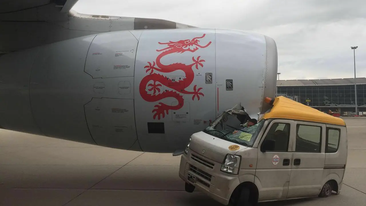 Pesawat Cathay Dragon bertabrakan dengan mobili di Bandara Hong Kong. (@Kevin Li)