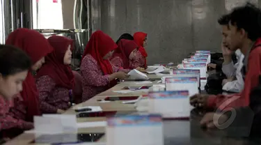 Sejumlah petugas melayani pelanggan di kantor pusat Lion Air, Jakarta, Senin (23/2/2015). Keadaan kantor pusat Lion Air terlihat kondusif usai insiden delay beberapa hari lalu. (Liputan6.com/Faizal Fanani)