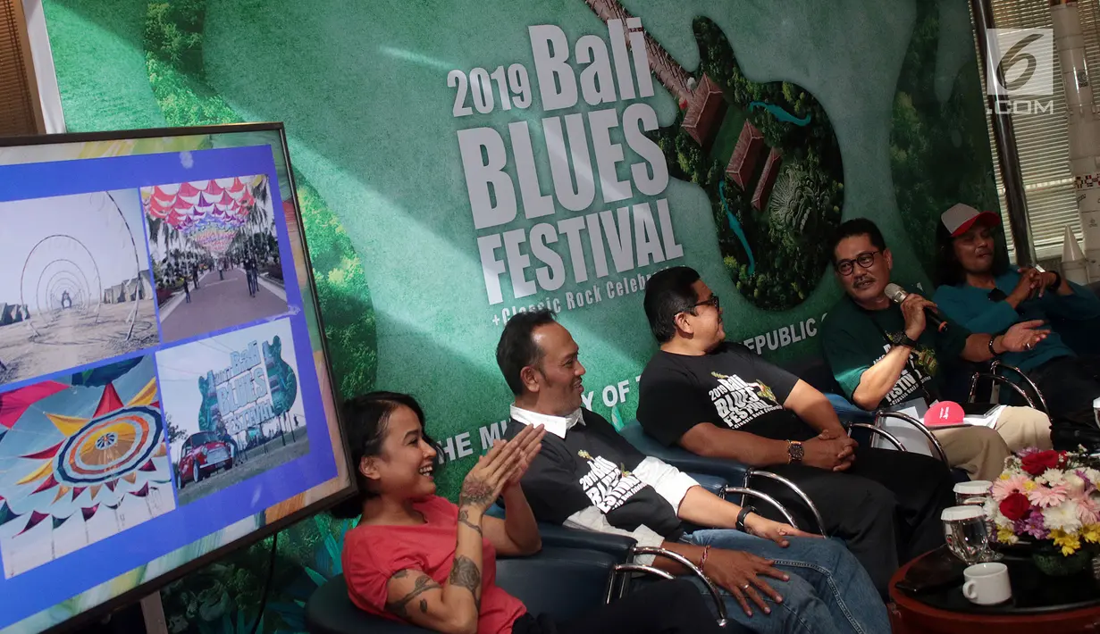 Managing Director The Nusa Dua I Gusti Ngurah Ardita, Asdep Pengembangan Pemasaran I Regional III Kemenpar M. Ricky Fauziyani, CEO Pregina Art Showbiz Gusti Mantra dan vokalis GBS Gugun memberi keterangan pers "Road to Bali Blues Festival 2019", Jakarta, Rabu (10/7/2019). (Liputan6.com/Johan Tallo)