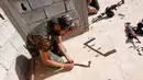Pasukan militer pemerintah Libya, mempersiapkan peluru untuk melakukan serangan kepada para pejuang ISIS dari atap atap rumah di daerah Zaafran, di Sirte, Libya, 30 Juni 2016. (REUTERS/Ismail Zitouni)