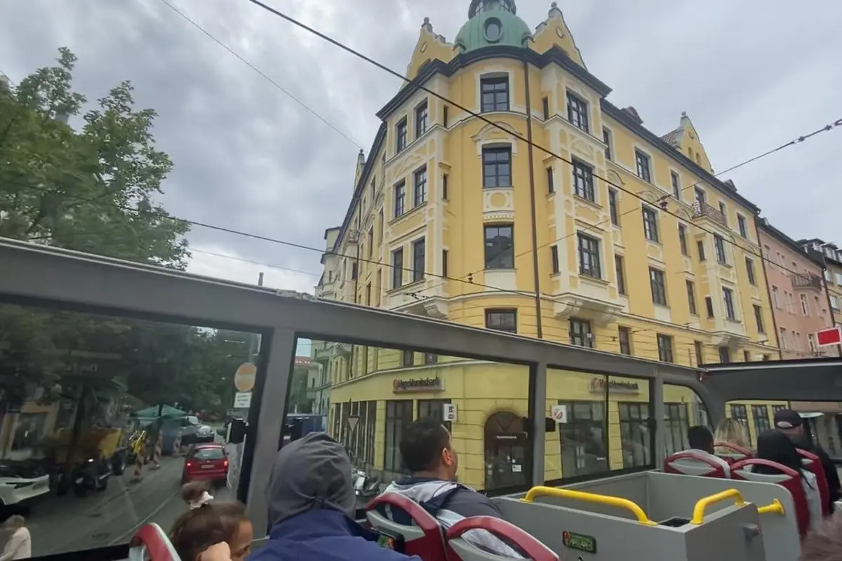 Pemandangan Kota Munchen dari atas bus hop on hop off munich