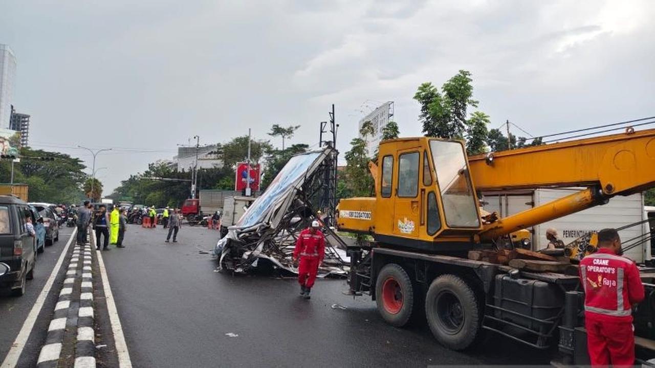 Damkarmatan Kota Bandung Sigap Tangani Reklame Roboh Akibat Angin Kencang