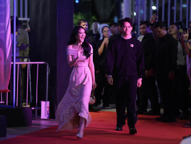 Pemeran film Rangga & Cinta, Leya Princy (kiri) dan El Shadday Putra Sarira saat red carpet gala premier film Rangga & Cinta di XXI Epicentrum, Senin (29/9/2025).
