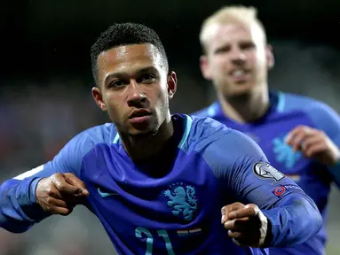 Gelandang Belanda, Memphis Depay, berhasil mencetak dua gol saat tim Oranye menaklukkan Luxembourg 3-1 pada laga kualifikasi Piala Dunia 2018 di Josy Barthel Stadium, Luxembourg, Minggu (13/11/2016). (EPA/Julien Warnand)