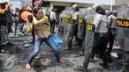 Seorang wanita terlihat menyerang petugas saat simulasi pengamanan pilkada Tangerang Selatan yang digelar Polres Jakarta Selatan, Rabu (9/9/2015). (Liputan6.com/Gempur M Surya)