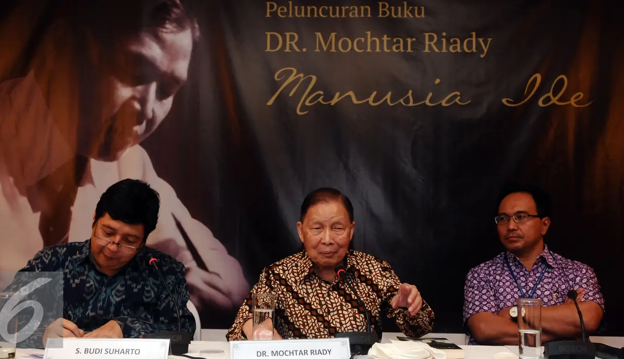 Pendiri Lippo Grup , Mochtar Riady (tengah) memberikan keterangan saat peluncuran buku Manusia Ide di Jakarta, Selasa (26/1/2016). Mochtar berharap, bisa memberi dorongan kepada pemuda untuk berani menerjang pekerjaan. (Liputan6.com/Helmi Fithriansyah)