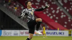 Nadeo Argawinata menjadi pahlawan kemenangan Timnas Indonesia usai berhasil menangkis tendangan penalti yang dilesatkan oleh Faris Ramli pada injury time. Hal tersebut membuat pertandingan yang awalnya imbang 2-2 berhasil dimenangkan oleh skuat Garuda menjadi 4-2 di babak 2x15 menit. (affsuzukicup)