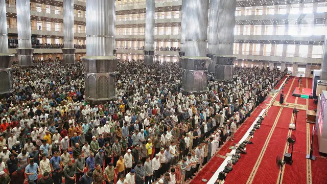 Ribuan Umat Muslim Laksanakan Salat Jumat Pertama di Ramadan 1446 Hijriah