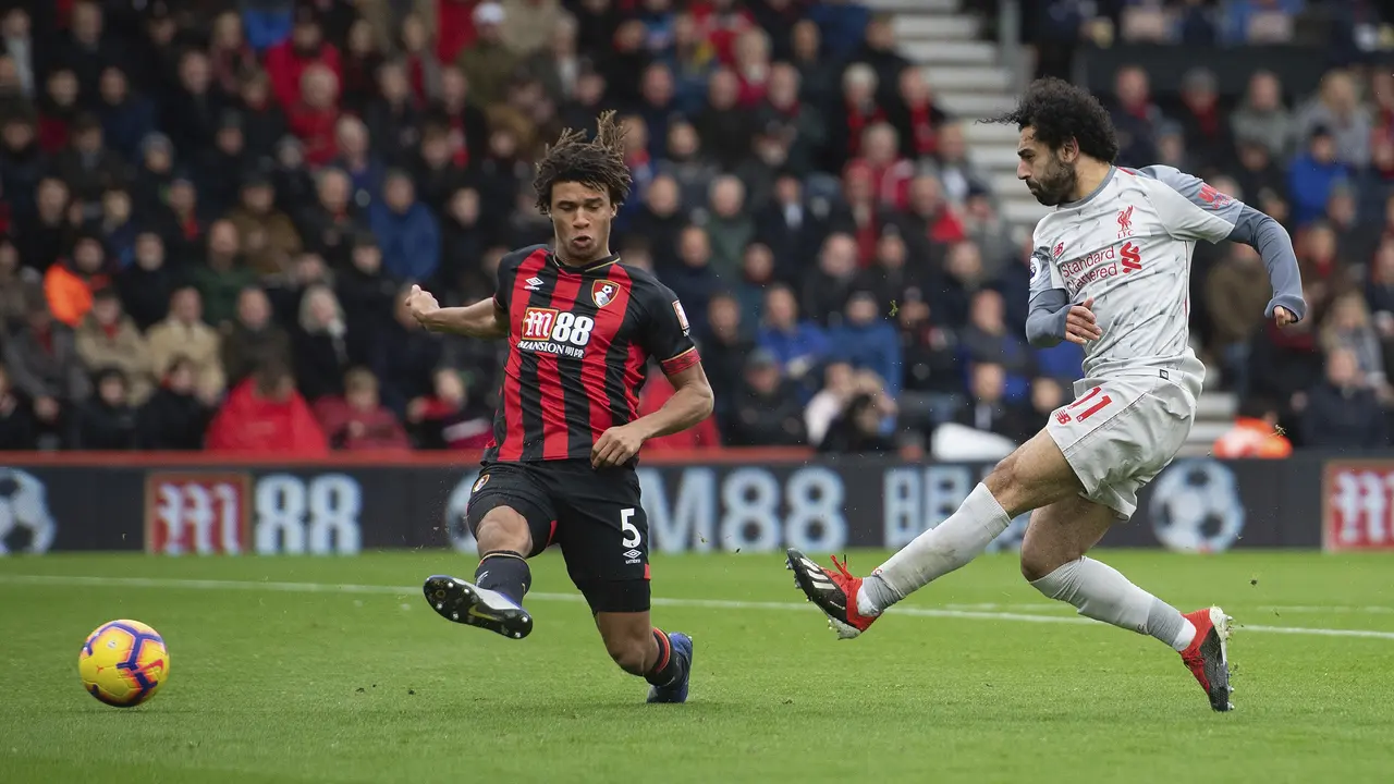 Penyerang Liverpool, Mohamed Salah, kala mencetak gol ke gawang tuan rumah Bournemouth