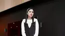 Sandra Dewi tampil awet muda dengan padu padan dress putih dengan detail siluet vest hitam, kaus kaki transparan, dan mary jane flat shoes berwarna hitam. [Foto: Instagram/sandradewi88]