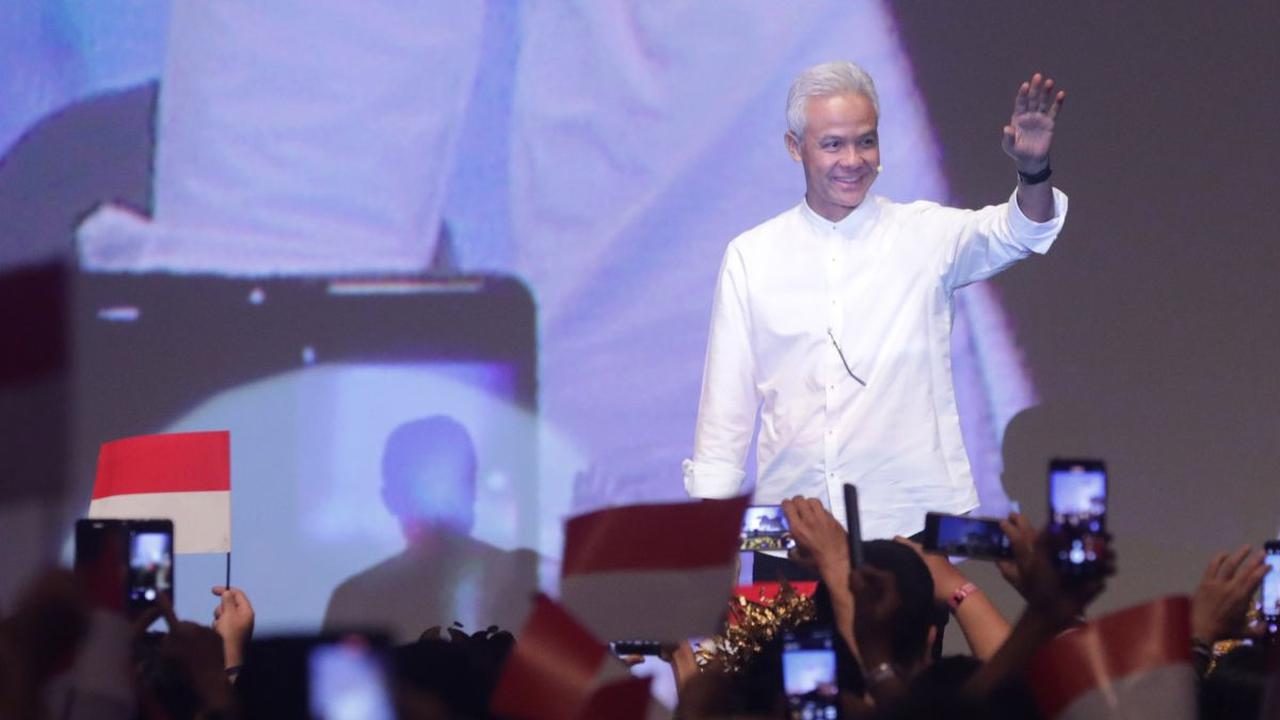 Tak lupa, Ganjar juga melambaikan tangannya kepada para hadirin yang menyambut antusias kehadiran bakal Calon Presiden dari PDIP tersebut.