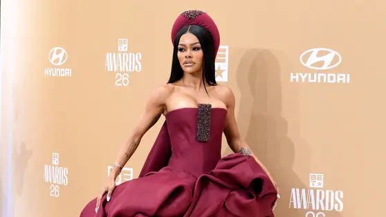 Teyana Taylor Serba Burgundy di Karpet Merah BET Awards 2026, Ikon Tahun 2026