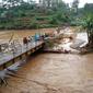 Sejumlah fasilitas umum di Kecamatan Sukawening, Garut, Jawa Barat, seperti jembatan rusak setelah diterjang banjir bandang petang kemarin. (liputan6.com/Jayadi Supriadin)