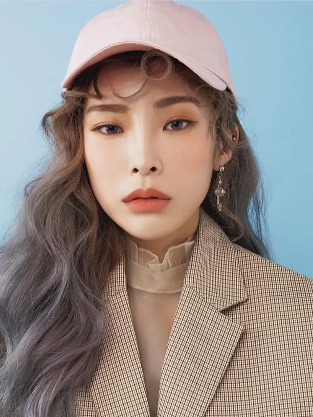 [Bintang] Editor Says: Super Quirky, Cerahnya Korean Makeup yang Dipopulerkan Penyanyi Ini