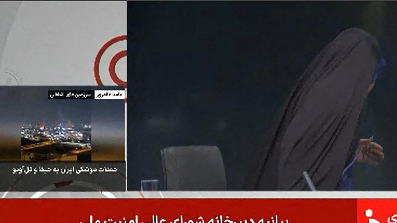 FOTO: Momen Penyiar Televisi Menghentikan Siaran Langsung Saat Serangan Udara Israel Menghantam Gedung Broadcasting