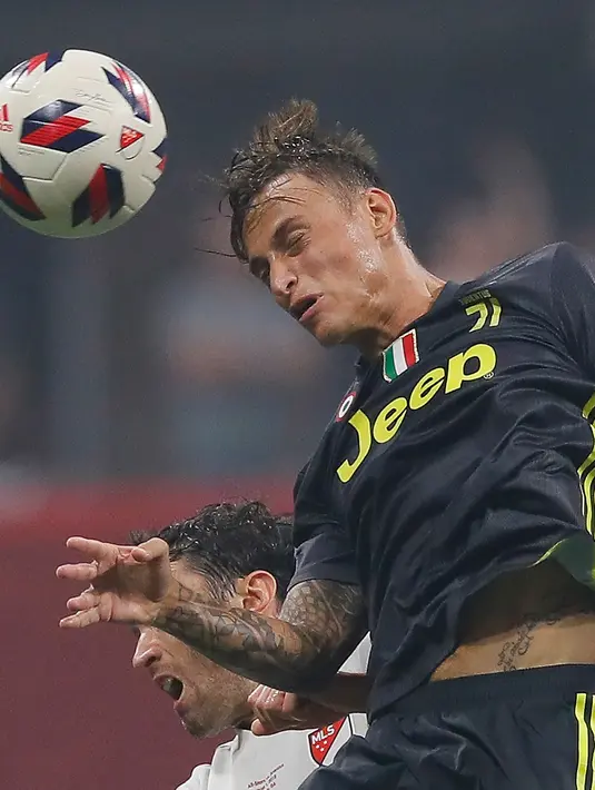 Pemain Juventus, Stefano Beltrame berebut bola dengan pemain MLS All-Stars Michael Parkhurst saat bertanding pada MLS All-Star Game 2018 di Mercedes-Benz Stadion, Atlanta, Georgia (1/8). Juventus menang 5-3. (AFP Photo/Kevin C. Cox)