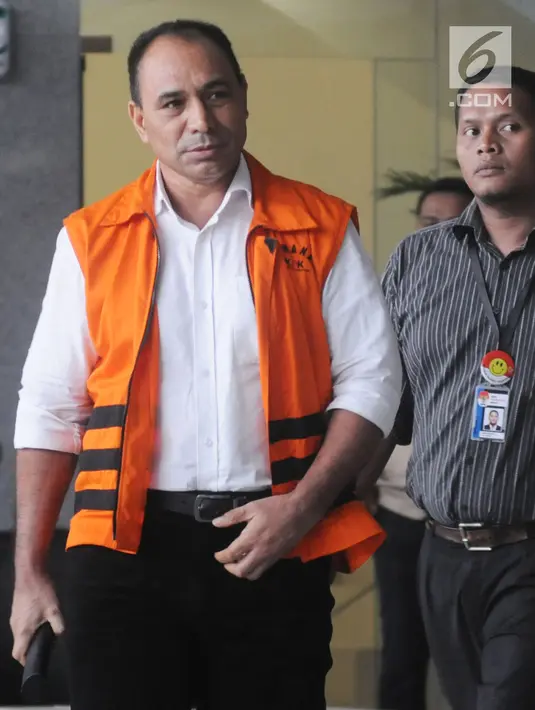 Bupati Ngada nonaktif Marianus Sae usai menjalani pemeriksaan lanjutan di Gedung KPK Jakarta, Selasa(8/5). Marianus diperiksa sebagai tersangka terkait kasus dugaan suap proyek infrastruktur di Kabupaten Ngada, NTT. (Merdeka.com/Dwi Narwoko)