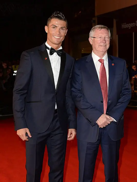 Penyerang Real Madrid, Cristiano Ronaldo berfoto bersama dengan pelatih lamanya waktu berseragam Manchester United Sir Alex Ferguson saat pemutaran film perdana 'Ronaldo' di Leicester Square, London, Inggris (9/11). (dailymail.co.uk)