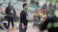 Pelatih PSMS Medan, Djadjang Nurdjaman, saat pertandingan melawan Persebaya pada laga perempat final Piala Presiden di Stadion Manahan, Solo, Sabtu, (3/2/2018). PSMS menang adu penalti atas Persebaya dengan skor 4-3. (Bola.com/M Iqbal Ichsan)