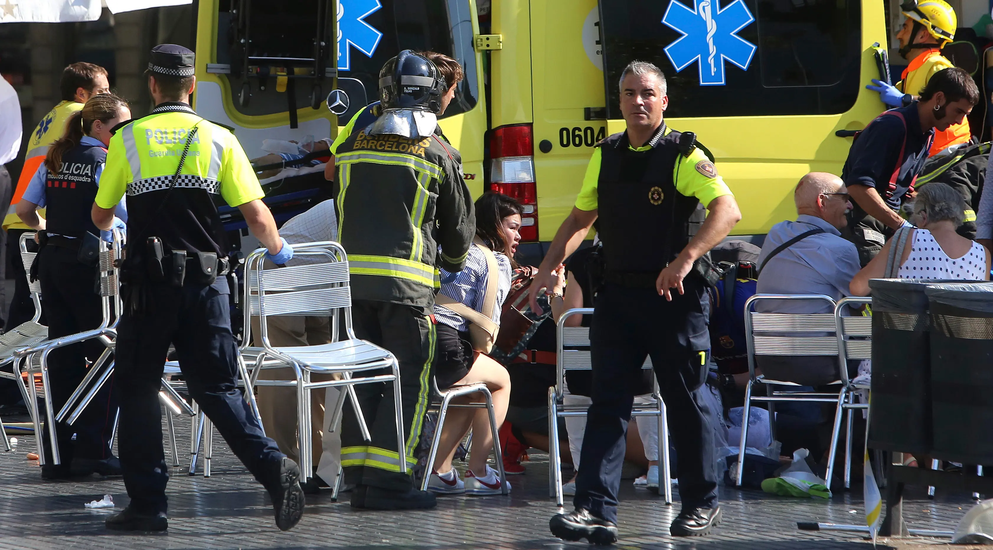 Sejumlah warga yang terluka saat dirawat di di Barcelona, Spanyol, (17/8). Kepolisian Spanyol mengonfirmasi telah menewaskan empat orang yang diduga akan melancarkan serangan kedua di Cambrils. (AP Photo/Oriol Duran)