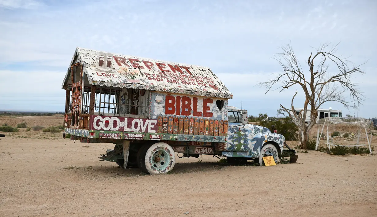 Salah satu dari banyak kendaraan yang dicat di sekitar Salvation Mountain, sebuah lereng bukti di Niland, California, AS. Dibuat oleh penduduk lokal bernama Leonard Knight, Salvation diisi dengan banyak seni lukis berupa mural dengan kutipan Kristen dan ayat-ayat Alkitab. (Robyn Beck/AFP)