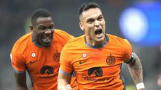 Pemain Inter Milan, Lautaro Martinez, melakukan selebrasi setelah mencetak gol ke gawang Salernitana dalam duel pekan ke-24 Serie A di Stadion Giuseppe Meazza, Sabtu (17/2/2024). Nerazzurri  menang empat gol tanpa balas. (AP Photo/Luca Bruno)