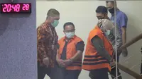 Bupati Kolaka Timur Sulawesi Tenggara, Andi Merya Nur dan Kepala BPBD Kolaka Timur Sulawesi Tenggara, Anzarullah usai menjalani rilis penetapan tersangka dan penahanan di Gedung KPK Jakarta, Rabu (22/9/2021). (Liputan6.com/Helmi Fithriansyah)