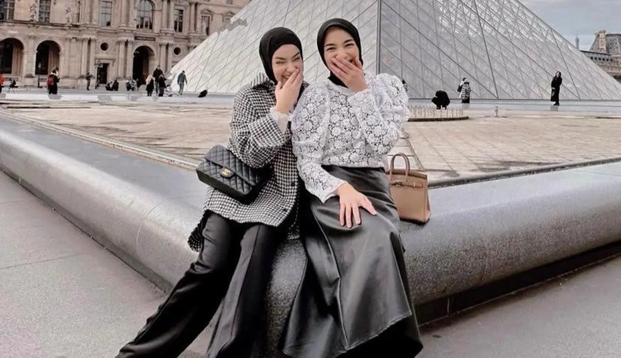 Citra Kirana tampil stylish dengan lace top, leather skirt yang serasi dengan hijab, dan tas Hermes. [@thereal_rezkyadhitya/@citraciki].