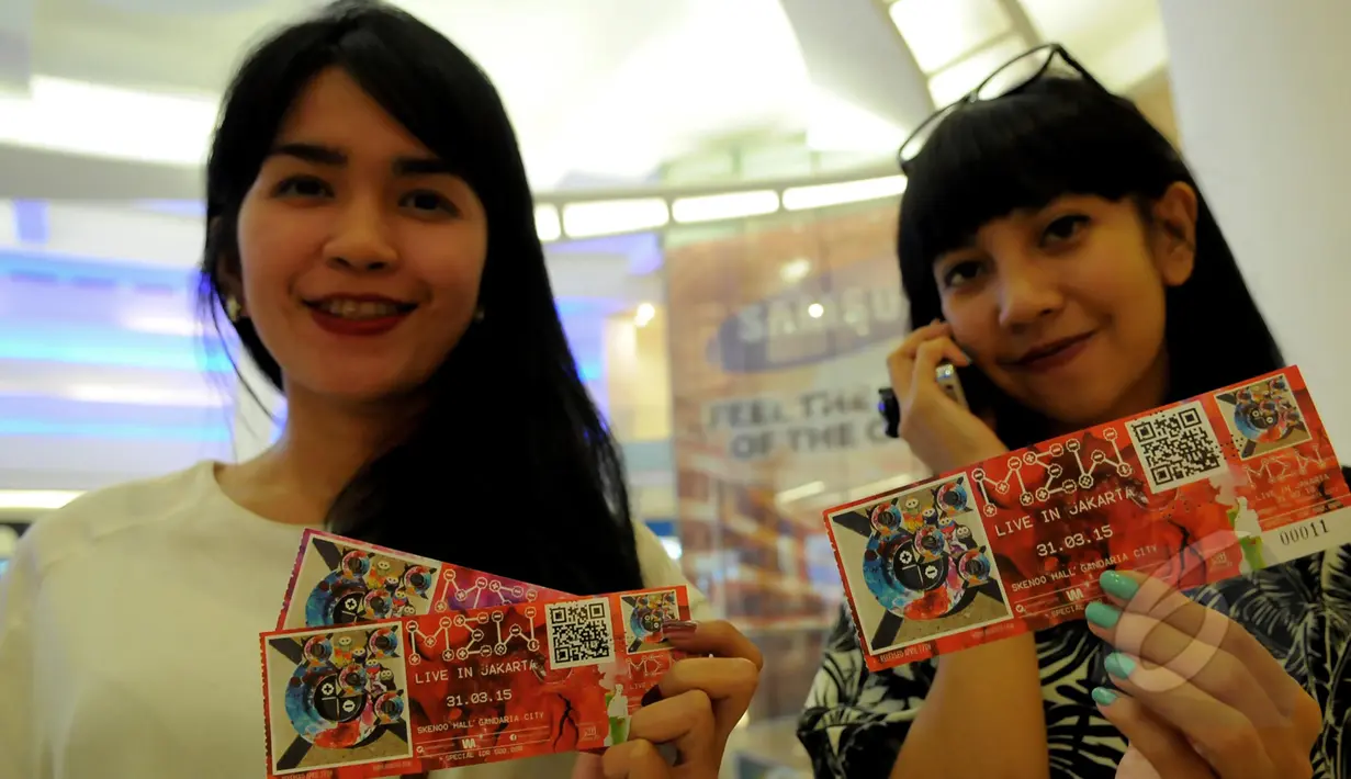 Penggemar memamerkan tiket untuk konser Mew di Skenoo Hall, Gandaria City, Jakarta, Selasa (31/3/2015). (Liputan6.com/Faisal R Syam)