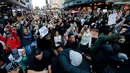 Demonstran memegang plakat saat memprotes kematian George Floyd di pusat Auckland, Selandia Baru, Senin (1/6/2020). Kematian pria kulit hitam George Floyd saat ditangkap oleh polisi Amerika Serikat memicu kemarahan di sejumlah negara. (Dean Purcell/New Zealand Herald via AP)