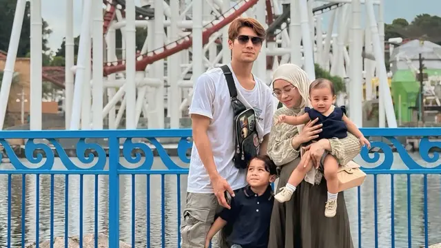 Outfit Lesti Kejora Liburan ke Singapura bersama keluarga. [@lestikejora]