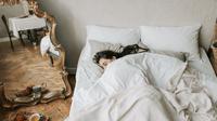 Ilustrasi wanita tidur, bermimpi. (Foto oleh Vlada Karpovich: https://www.pexels.com/id-id/foto/orang-wanita-tempat-tidur-pagi-5357341/)