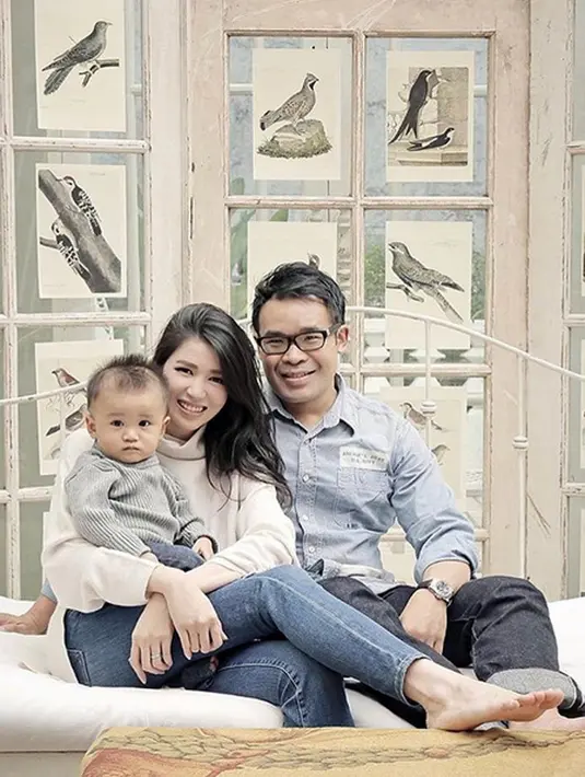 Hal itu juga terlihat di akun instagramnya. Banyak keluguan putranya yang diabadikan baik lewat foto maupun video. Meski sibuk didunia entertainment ia masih terus meluangkan waktu bermain bersama buah hatinya. (Instagram/laurabas)