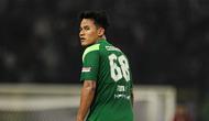 Pemain Persebaya Surabaya,&nbsp;Toni Firmansyah saat timnya bertanding melawan PSIM Yogyakarta&nbsp;pada BRI Super League 2025/2026 di Stadion Gelora Bung Tomo, Surabaya,&nbsp;Jumat (8/8/2025). (Bola.com/Abdul Aziz)