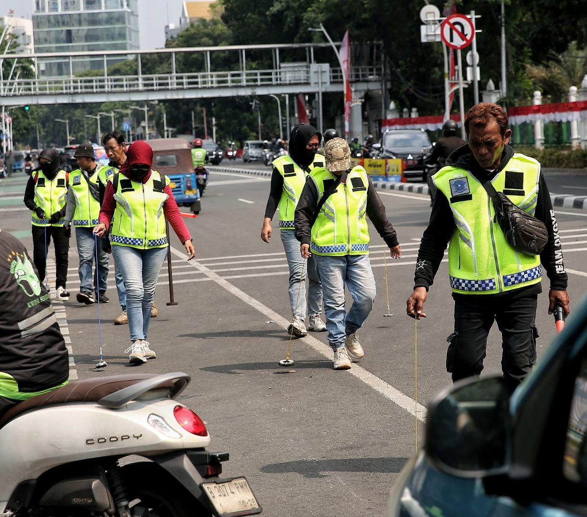 Sekelompok relawan sapu bersih (saber) ranjau paku terlihat turun ke jalan pada Rabu (4/9/2024). Mereka menyisir jalanan yang akan dilintasi rombongan Pemimpin Tertinggi Gereja Katolik Sedunia, Paus Fransiskus.&nbsp;Foto: Liputan6.com/Angga Yuniar