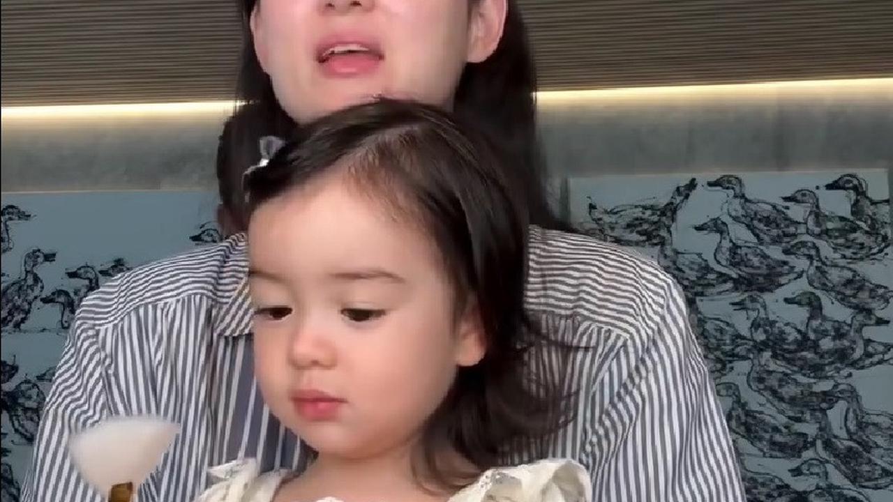 Momen Lucunya Brielle Anak Julie Estelle Temani sang Ibu Ketika Sedang Make Up, Anteng Sambil Dipangku