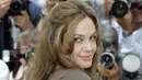 Melansir Ace Showbiz beberapa waktu lalu, seorang sumber mengatakan pada Naughty Gossip bahwa Jolie sedang membintangi beberapa film dan sedang fokus dalam berakting, namun ia harus berpindah dari Hollywood. (AFP/Bintang.com)