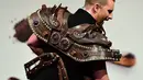 Detail busana berbahan cokelat yang digunakan seorang model pada festival cokelat "Salon du Chocolat" di Ibu Kota Belgia, Brussels, Kamis (9/2). (AFP PHOTO/Emmanuel DUNAND)